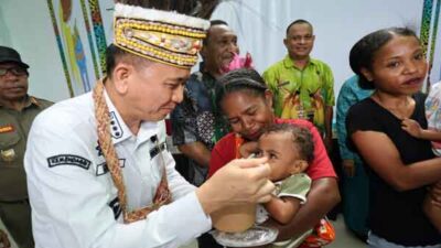 Pj Gubernur Papua Tinjau Puskesmas Kosiwo, Bawa Bantuan Ini