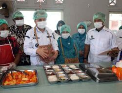 Pj Gubernur Papua Tinjau Kesiapan SPPG di Serui, Pastikan MBG Berkualitas