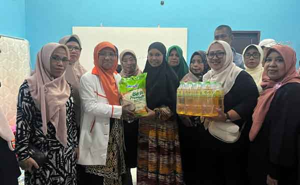 Saadiah Uluputty Bantu Korban Gempa Batumerah Ambon