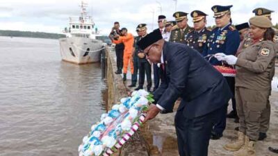 Wabup Mimika Pimpin Upacara Tabur Bunga HUT ke 80 RI di Pelabuhan Pomako