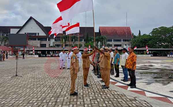 3.729 Bendera Merah Putih dibagikan Jelang HUT ke 80 RI 1 Walkot Sorong Bag2 Merah Putih