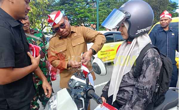 3.729 Bendera Merah Putih dibagikan Jelang HUT ke 80 RI 4 Walkot Sorong Bagi Bendera Merah Putih4