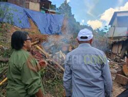 Tinjau 2 Lokasi Bencana Longsor, Wali Kota Sorong Serahkan Bantuan