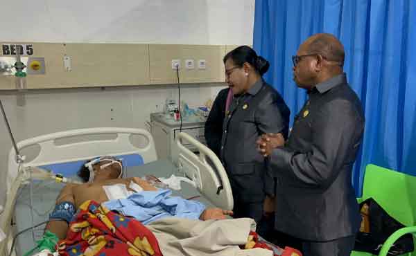 Wali Kota Sorong Besuk Korban Terkena Tembakan 1 Walkot Sorong kunjungi Korban terkena Tembakan