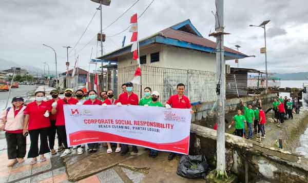 Aksi Cleaning Beach Mardika AMbon