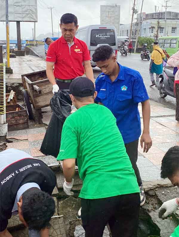 Aksi Cleaning Beach Mardika AMbon2