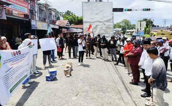 Mahasiswa Manokwari Demo Damai: Nilai Pemerintah Gagal, Bawa 10 Poin Tuntutan 2 Aksi Demo di Lampu Merah Manokwari