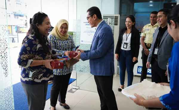 Peringati HPN 2025, Direksi BRI Sapa Langsung Nasabah di Sejumlah Daerah 2 BRI Hari Pelanggan Nasional 2025