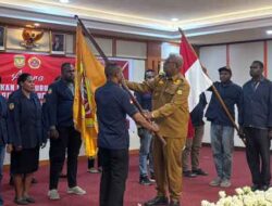 Bupati Rettob Resmi Lantik Pengurus Karang Taruna, Apoka Tegaskan Komitmennya