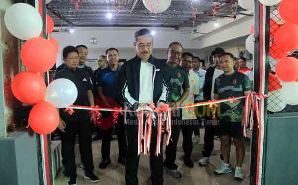 Gub HL resmi lap indoor tenis Tapal kuda