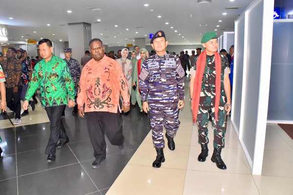 Pangkoarmada III Sambut Kedatangan Danrem 181/PVT di Bandara DEO Sorong 1 IMG 20250905 WA0023