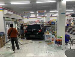 Di Entrop, Honda Brio Seruduk Dua SPM Hingga Masuk ke dalam Toko
