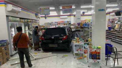Di Entrop, Honda Brio Seruduk Dua SPM Hingga Masuk ke dalam Toko