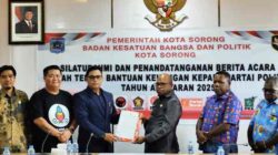 Wali Kota Sorong Septinus Lobat serahkan bantuan hibah kepada 12 partai politik di Kota Sorong, Provinsi Papua Barat Daya berlangsung di Ruang Angrek Lantai 2 Kantor Wali Kota Sorong, Kamis (11/9/2025). Foto/KENN