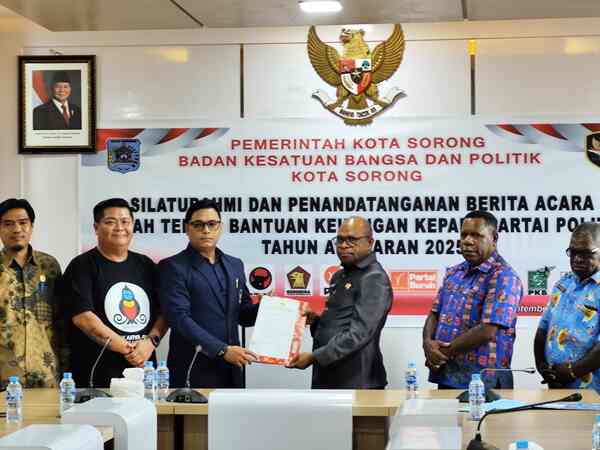 Wali Kota Sorong Septinus Lobat serahkan bantuan hibah kepada 12 partai politik di Kota Sorong, Provinsi Papua Barat Daya berlangsung di Ruang Angrek Lantai 2 Kantor Wali Kota Sorong, Kamis (11/9/2025). Foto/KENN