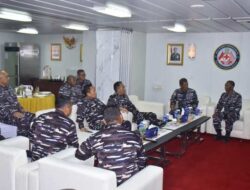 Pangkoarmada III Tiba di Wanam, Terima Courtesy Call Dankodaeral XI di KRI WSH-991