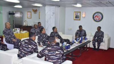 Pangkoarmada III Tiba di Wanam, Terima Courtesy Call Dankodaeral XI di KRI WSH-991