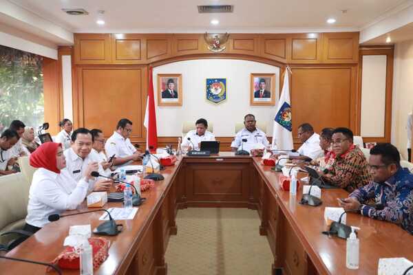 Wamendari Ribka Haluk pimpinan rapat bersama Gubernur Papua Barat Daya Elisa Kambu dan tim di Ruang rapat Gedung A Kemendagri Jakarta, Rabu (24/9/2025). Foto/Ist