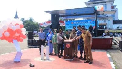 Sambut HUT ke 80 TNI, Wagub Maluku Resmi Buka Pasar Murah-Pembagian Sembako