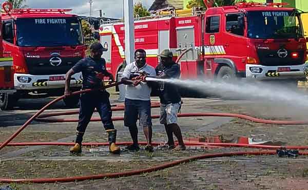 Samuel Yogi Bersih2 kantor