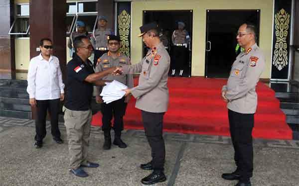 Polda Papua Barat Terima Aspirasi Tolak Pemecatan Kompol Kosmas Kaju 1 Wakapolda PB Terima Aspirasi Tolak Pemecatan Kompol Kosmas Kaju