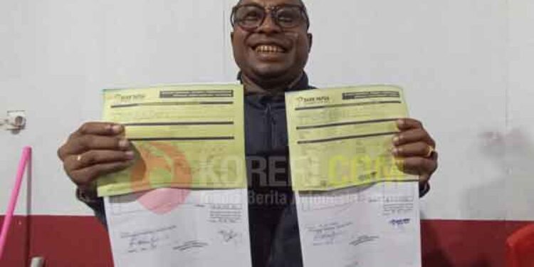 ASN Mimika Suto Rontini mennjukkan bukti pengembalian kelebihan bayar perjalanan dinas sebesar Rp200 juta yang pembayaranna dilakukan secara bertahap yaitu sebanyak dua kali masing-masing pada tanggal 1 Juli 2025 dan 29 Juli 2025 sebelum 60 hari sesuai rekomendasi BPK / Foto : EHO