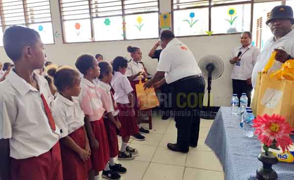 Kunjungi SD YPK Elim Malanu, Ini yang Dilakukan BMP PBD 2 Alfons Kambu DPD Barisan Merah Putih PBD4