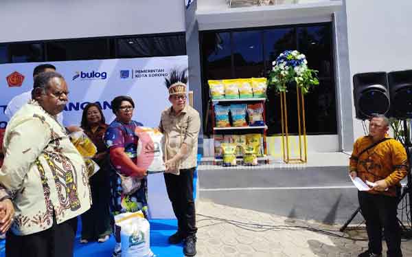 Bulog Salurkan Bapeng di Kota Sorong