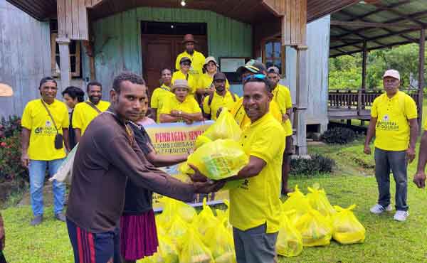HUT ke 61, Golkar Mamberamo Raya Sambangi Denominasi Gereja Bagi Paket Sembako 2 Golkar Mambraya HUT ke 61 Bagi2 Paket Sembako2