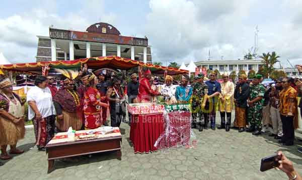 HUT ke 29, Gubernur Nawipa: Mimika Rumah Bersama dan Poros Pembangunan 1 HUT ke 29 Pemberian Tumpeng Ultah