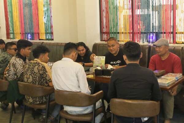 Komunitas titik kumpul literasi gelar Meet and Greet bersama Ketua umun JMSI pusat Dr. Teguh Santosa di Kawasan Pos Bloc Kota Medan, Kamis (2/10/2025) malam. Foto/Ist