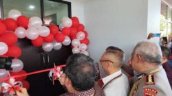 Pengguntingan pita peresmian gedung Sekolah Minggu Noach GKI Jemaat Bethel Doom, Distrik Sorong Kepulauan, Kota Sorong, Sabtu (4/10/2025). Foto/KENN