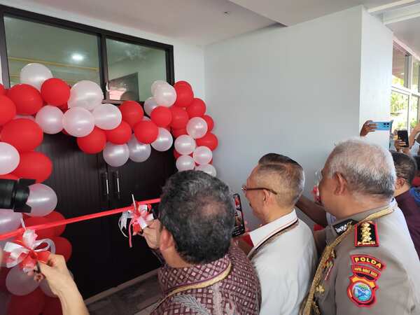 Pengguntingan pita peresmian gedung Sekolah Minggu Noach GKI Jemaat Bethel Doom, Distrik Sorong Kepulauan, Kota Sorong, Sabtu (4/10/2025). Foto/KENN