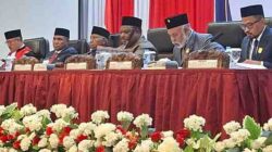KPT Papua Barat Dr. Wayan Karya, S.H., M.Hum, Wakil Gubernur PB Mohamad Lakotani, S.H., M.Si, Gubernur Papua Barat Drs. Dominggus Mandacan, M.Si, Ketua DPR PB Orgenes Wonggor, S.IP Wakil Ketua I Petrus Makbon, S.H dan Wakil Ketua II Syamsudin Seknun, S.Sos., S.H., M.H, dalam Rapat Paripurna Istimewa Masa Sidang III Tahun 2025pelantikan anggota DPR Papua Barat jalur Otsus di Hotel Aston Manokwari, Senin (6/10/2025).Foto/Ist