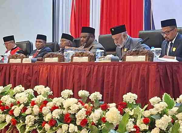 KPT Papua Barat Dr. Wayan Karya, S.H., M.Hum, Wakil Gubernur PB Mohamad Lakotani, S.H., M.Si, Gubernur Papua Barat Drs. Dominggus Mandacan, M.Si, Ketua DPR PB Orgenes Wonggor, S.IP Wakil Ketua I Petrus Makbon, S.H dan Wakil Ketua II Syamsudin Seknun, S.Sos., S.H., M.H, dalam Rapat Paripurna Istimewa Masa Sidang III Tahun 2025pelantikan anggota DPR Papua Barat jalur Otsus di Hotel Aston Manokwari, Senin (6/10/2025).Foto/Ist