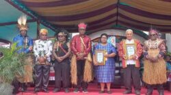 Gubernur Papua Tengah, Meki Nawipa didampingi Bupati Mimika Johannes Rettob dan Wakilnya Emanuel Kemong serta Bupati Puncak Elvis Tabuni dan Sekda Mimika, Abraham Kateyau pose bersama pendiri dan perintis Kabupaten Mimika / Foto: HAYUN