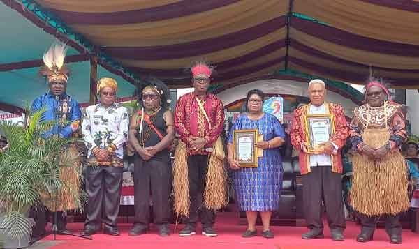 Gubernur Papua Tengah, Meki Nawipa didampingi Bupati Mimika Johannes Rettob dan Wakilnya Emanuel Kemong serta Bupati Puncak Elvis Tabuni dan Sekda Mimika, Abraham Kateyau pose bersama pendiri dan perintis Kabupaten Mimika / Foto: HAYUN