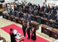 Proses pelantikan dan pengucapan sumpah/ janji Ketua DPR Kota Sorong Drs Ec. John Lewerisa dan Wakil Ketua III Roberth Ezra Viadolorosa Malaseme,S.Si periode 2024-2029 di ruang sidang utama DPRK Sorong, Jumat (10/10/2025). Foto/KENN