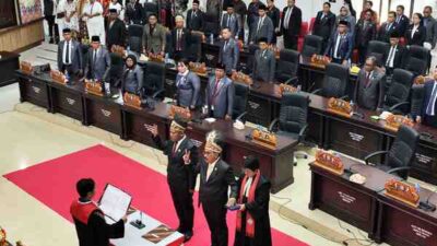 Proses pelantikan dan pengucapan sumpah/ janji Ketua DPR Kota Sorong Drs Ec. John Lewerisa dan Wakil Ketua III Roberth Ezra Viadolorosa Malaseme,S.Si periode 2024-2029 di ruang sidang utama DPRK Sorong, Jumat (10/10/2025). Foto/KENN