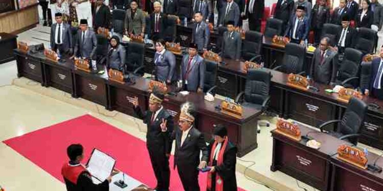 Proses pelantikan dan pengucapan sumpah/ janji Ketua DPR Kota Sorong Drs Ec. John Lewerisa dan Wakil Ketua III Roberth Ezra Viadolorosa Malaseme,S.Si periode 2024-2029 di ruang sidang utama DPRK Sorong, Jumat (10/10/2025). Foto/KENN
