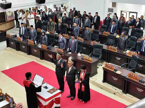 Proses pelantikan dan pengucapan sumpah/ janji Ketua DPR Kota Sorong Drs Ec. John Lewerisa dan Wakil Ketua III Roberth Ezra Viadolorosa Malaseme,S.Si periode 2024-2029 di ruang sidang utama DPRK Sorong, Jumat (10/10/2025). Foto/KENN