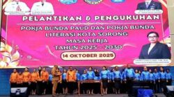 Wali Kota Sorong Septinus Lobat melantik dan mengukuhkan Pokja Bunda PAUD dan Pokja Bunda Literasi Kota Sorong masa kerja tahun 2025-2030 di gedung Lamberth Jitmau Kota Sorong, Papua Barat Daya, Selasa (14/10/2025). Foto/KENN