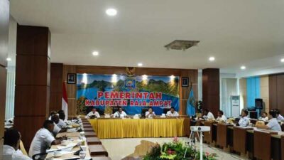 Bupati Raja Ampat Orideko Iriano Burdam pimpinan rapat bersama kepala distrik dan Kepala kampung di Aula Wayag, Rabu (15/10/2025)Foto/Ist