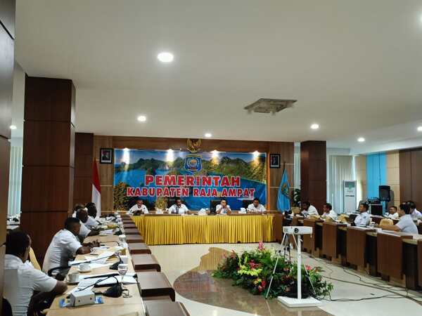 Bupati-Wabup Raja Ampat Ingatkan Persyaratan Ini Jelang Pemilihan Kepala Kampung 1 Bupati Raja Ampat Orideko Iriano Burdam pimpinan rapat bersama kepala distrik dan Kepala kampung di Aula Wayag, Rabu (15/10/2025)Foto/Ist
