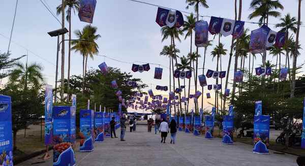Dua Festival R4 Tahun 2025 Bakal Meriah, BLUD KKP Berdayakan Pedagang Mama-mama OAP 1 Persiapan Festival Pesona dan Gemarikan Raja Ampat di Lokasi di Pantai WTC, Raja Ampat, Jumat (17/10/2025). Foto/ KENN
