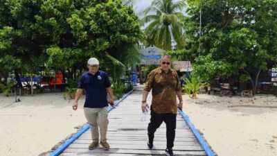 Ketum JMSI Teguh Santosa didampingi ketua bidang OKK JMSI Pusat saat mengunjungi Kampung Arborek, Distrik Meosmansar, Kabupaten Raja Ampat, Rabu (22/10/2025). Foto/ KENN