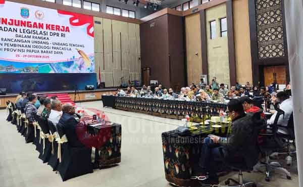 Baleg DPR RI Kunker ke PBD, Serap Aspirasi RUU BPIP Wilayah Otsus 1 Kunker Baleg DPR RI dengan Pemprov Papua Barat Daya di Gedung Drs Ec. Lamberthus Jitmau, M.M, Kota Sorong, PBD, Selasa (28/10/2025) / Foto : KENN
