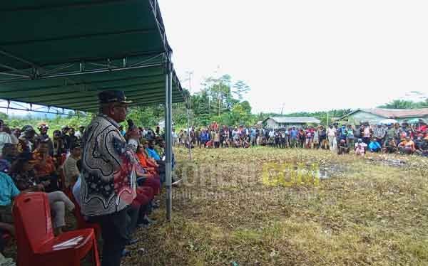 Dua Distrik Baru Hasil Pemekaran Terbentuk, Bupati Mimika Tunjuk Pelaksana 1 Bupati Mimika Johannes Rettob saat berdialog dengan warga empat suku di kawasan Trans Timika–Wagete, Kamis (30/10/2025) / Foto : EHO