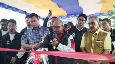 Walikota Septinus Lobat Menggunting Pita sebagai Simbol peresmian kantor DPW Partai Solidaritas Indonesia di Kota Sorong/foto : Suzan
