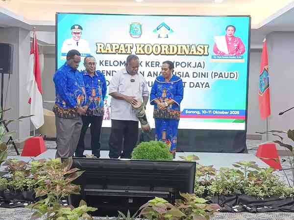 Di Momen Rakor Pokja Bunda PAUD PDB, Gubernur Elisa Pastikan Ini 1 Gubernur Elisa Kambu didampingi Bunda PAUD, Orpa Susana Kambu Secara Resmi Membuka Rakor Pokja PAUD Papua Barat Daya/Foto : Suzan